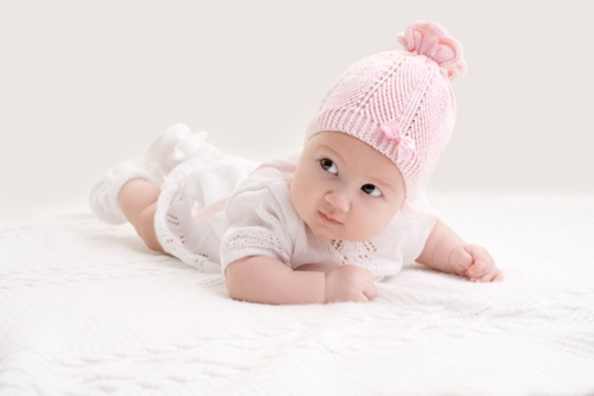 Детская вязаная шапочка спицами для новорожденного | Сшить детское, Детские варежки, Выкройка шляпы